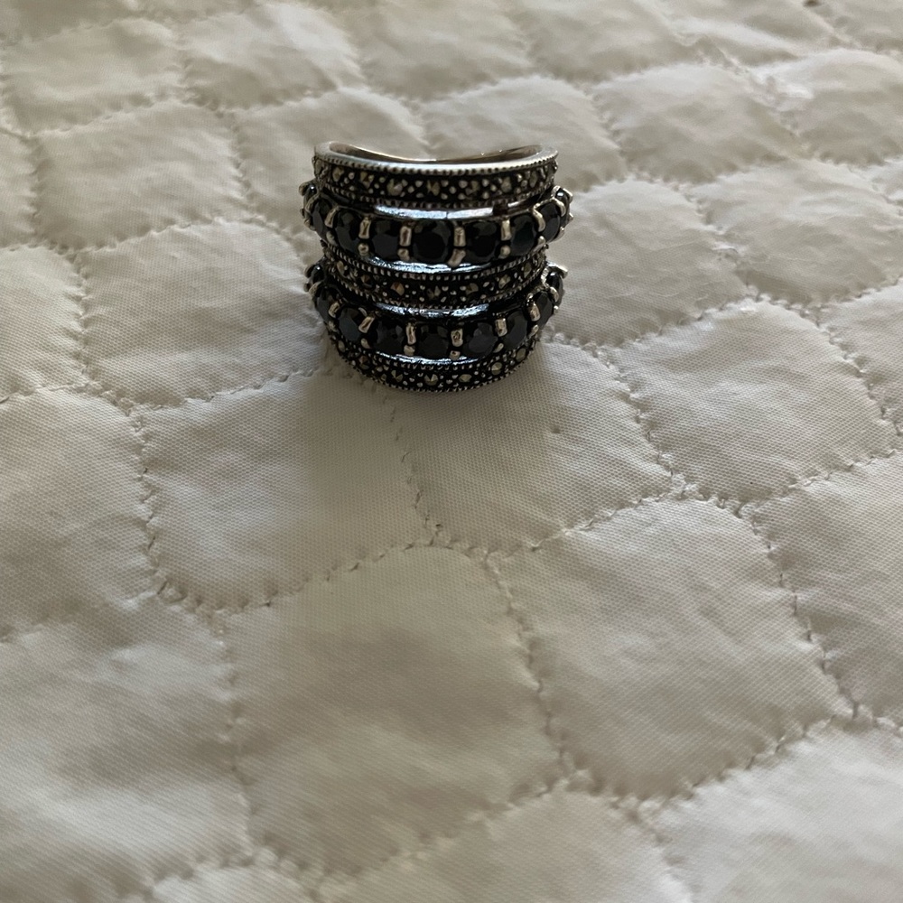 Double bands of black gems & matching 3 bands of embossed metal - Size 6